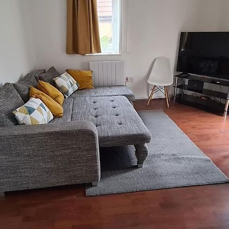 Private 2 Bed Flat Close To Excel & City Airport London Exterior photo