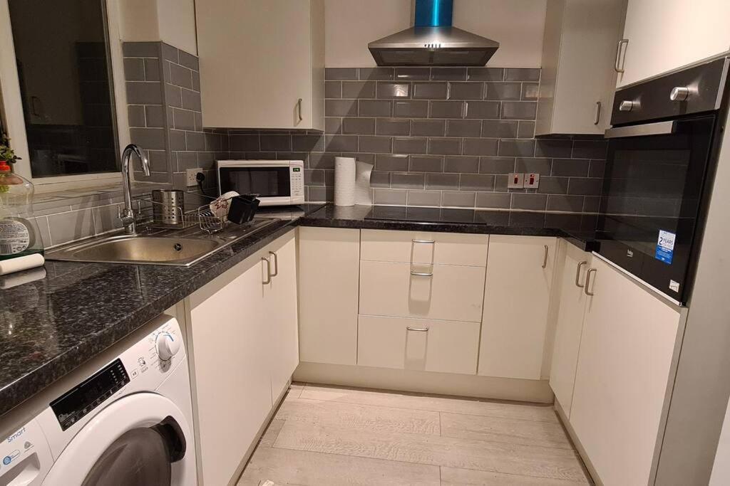 Private 2 Bed Flat Close To Excel & City Airport London Exterior photo