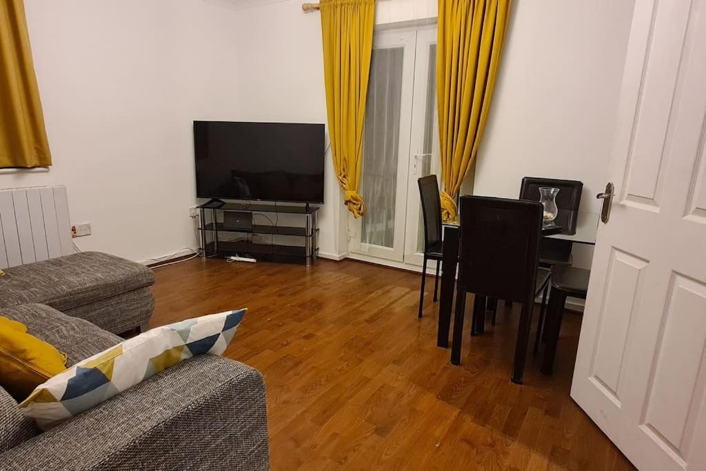 Private 2 Bed Flat Close To Excel & City Airport London Exterior photo
